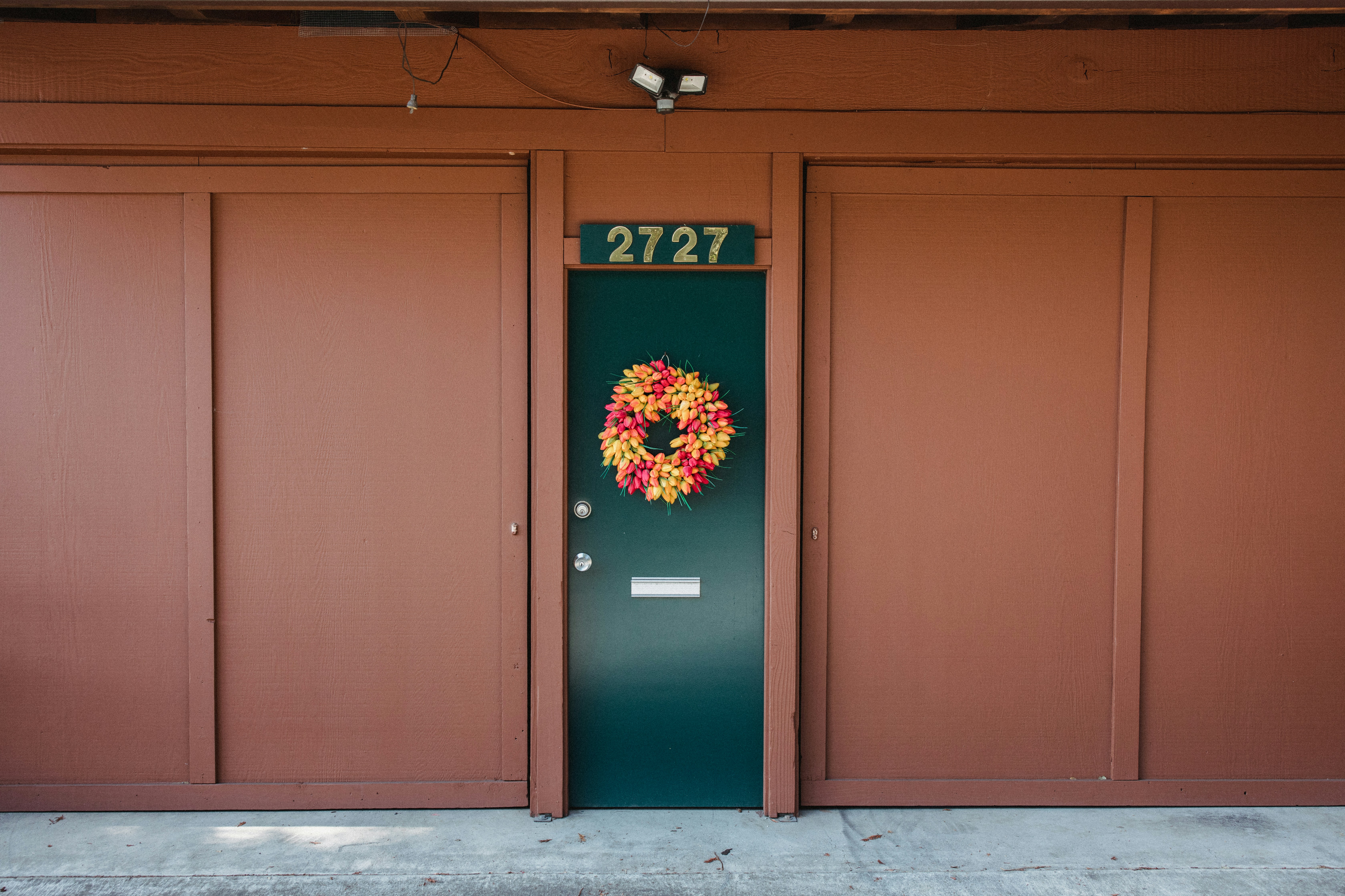 玄関に置く物を5個にできる？風水効果も狙える配置術関連画像