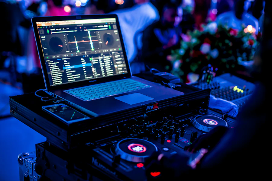 Mezclador de DJ iluminado en azul