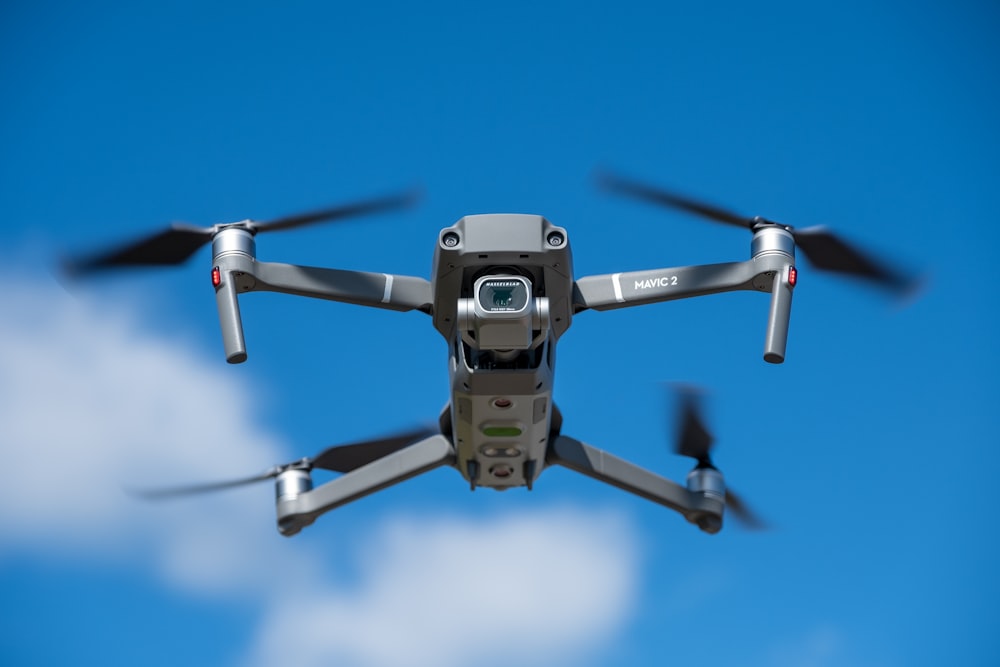 Zeitrafferaufnahme einer fliegenden grauen Drohne
