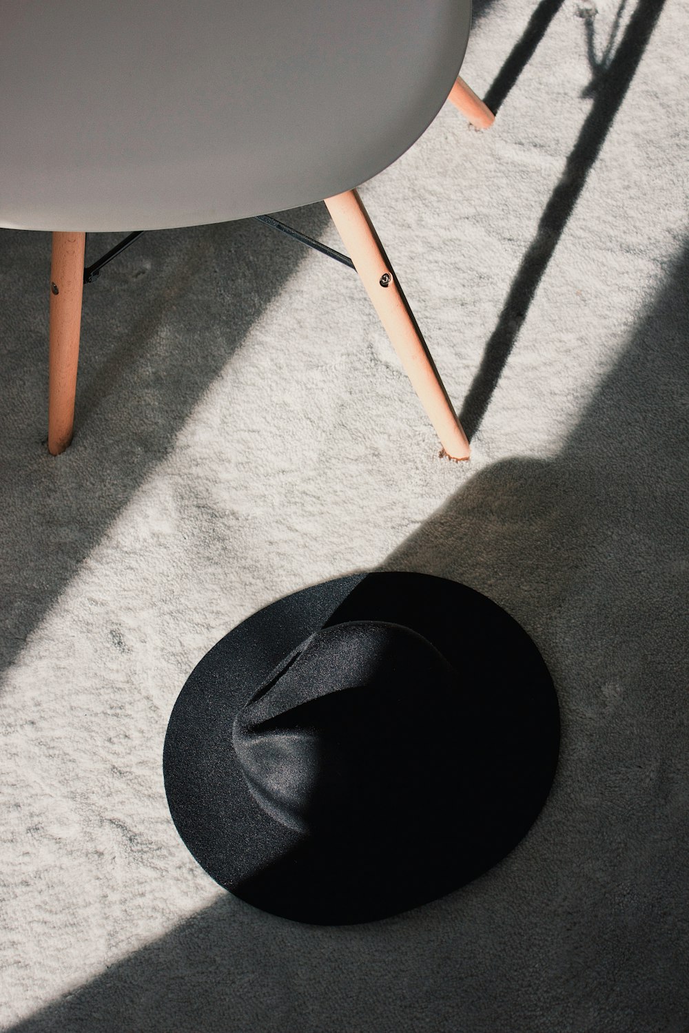 바닥에 검은 색 trilby 모자