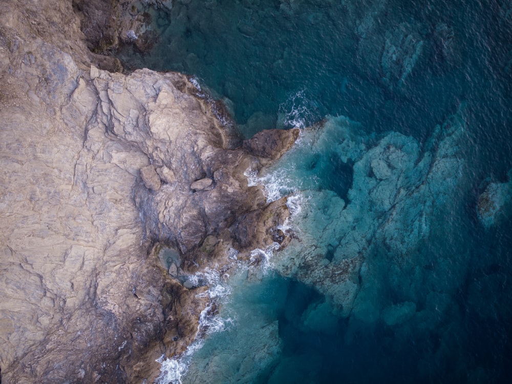 Photographie aérienne d’un plan d’eau