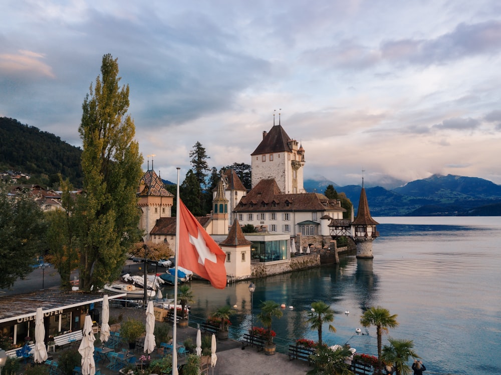 Bâtiment blanc et brun à côté d’un plan d’eau calme