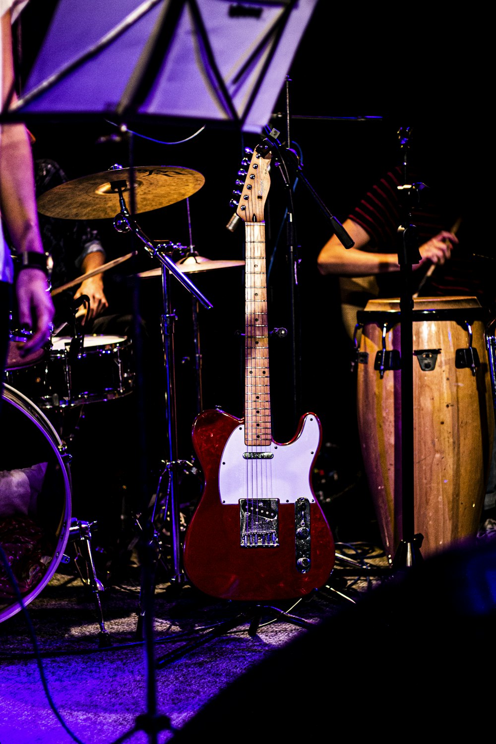 Fotografía de primer plano de guitarra eléctrica roja y blanca