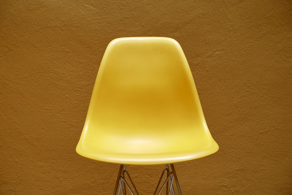 silla de plástico amarillo