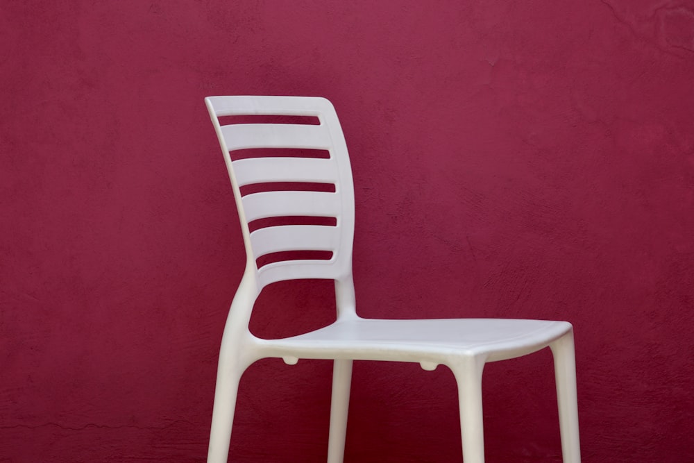 silla de plástico blanco