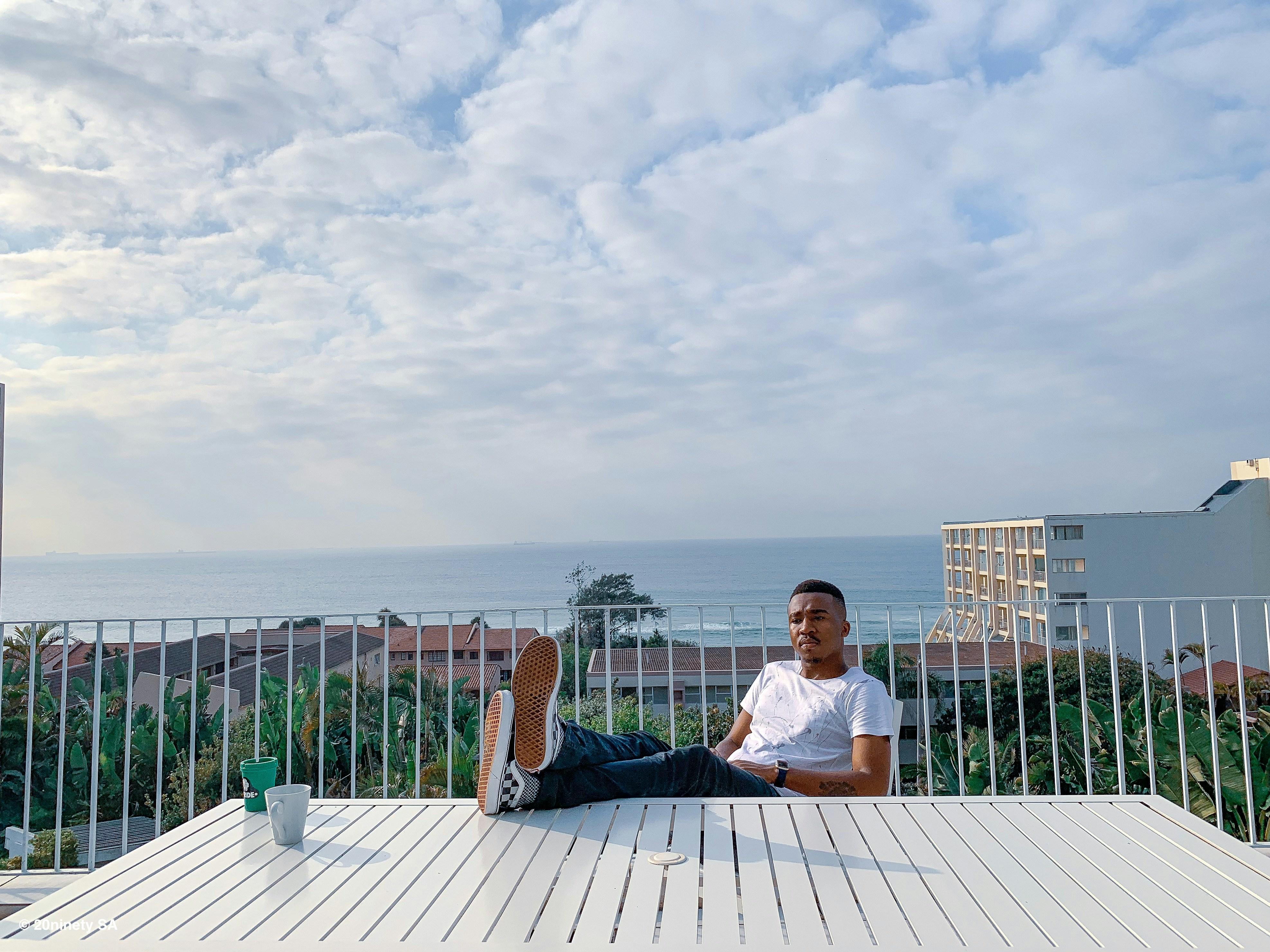 men's white crew-neck shirt