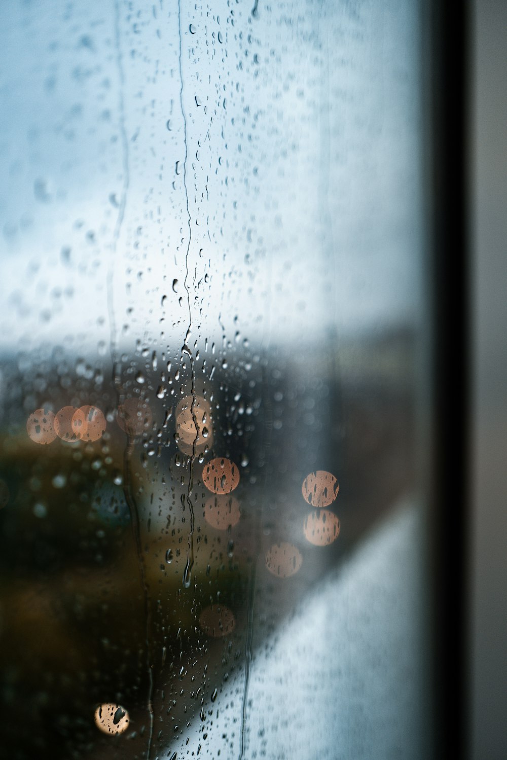 una finestra con gocce di pioggia sul vetro