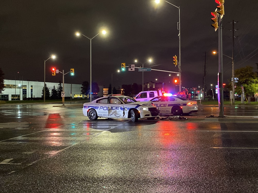 Dos coches de policía en la carretera