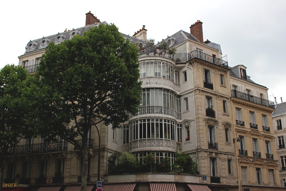 Edificio de hormigón blanco y negro durante el día