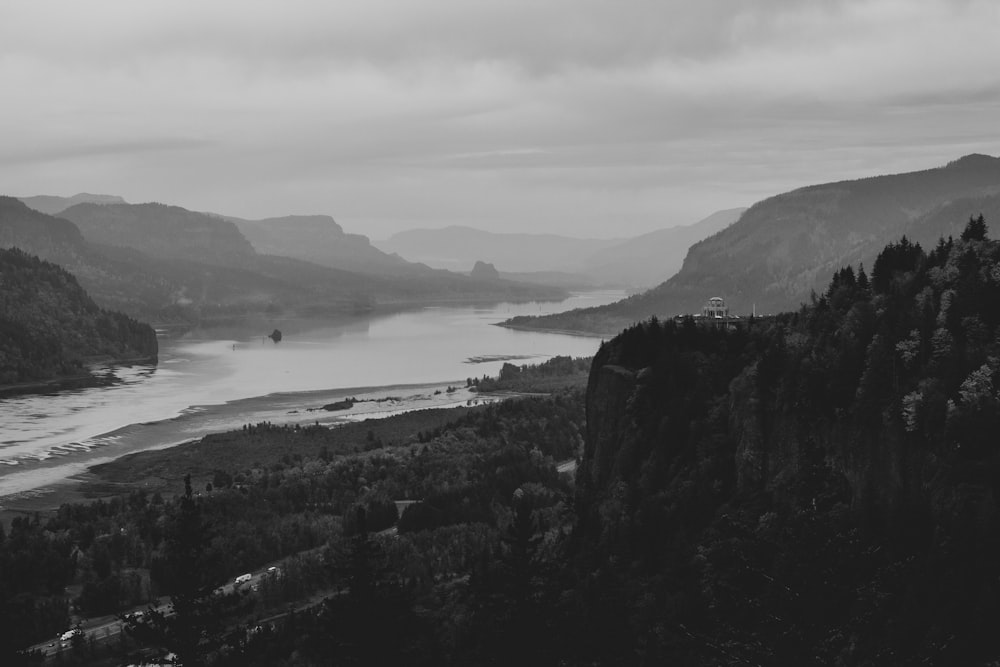 Graustufenfoto eines ländlichen Ortes