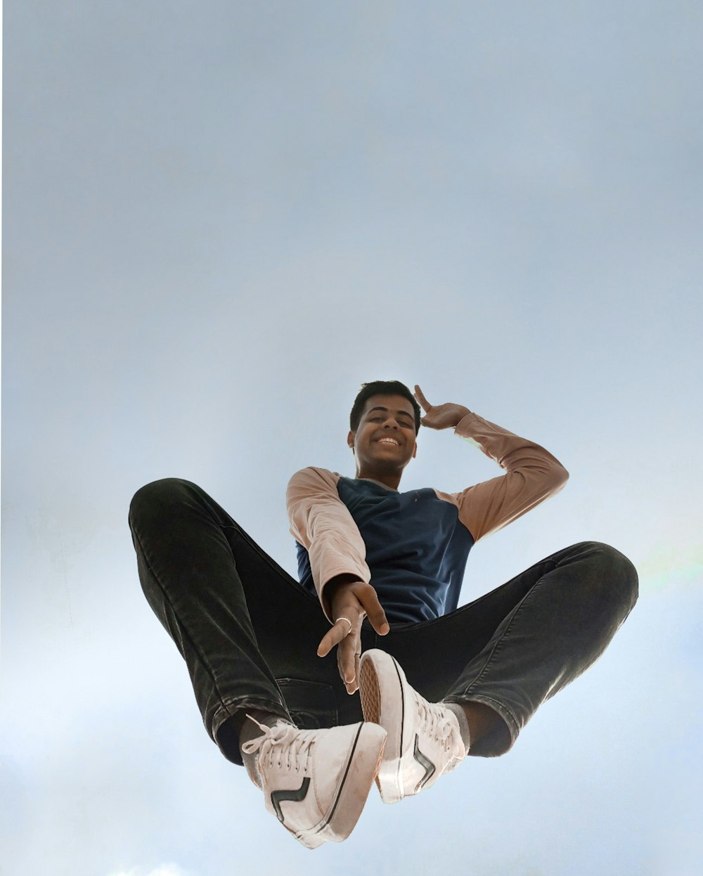 점프하는 남자의 로우 앵글 사진