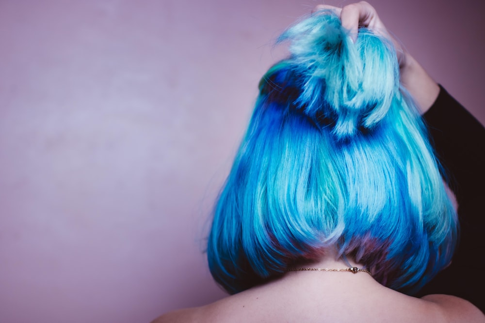 Person mit blau-weißen Haaren