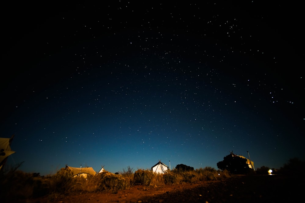 Fotografie eines braunen Zeltes in der Nacht