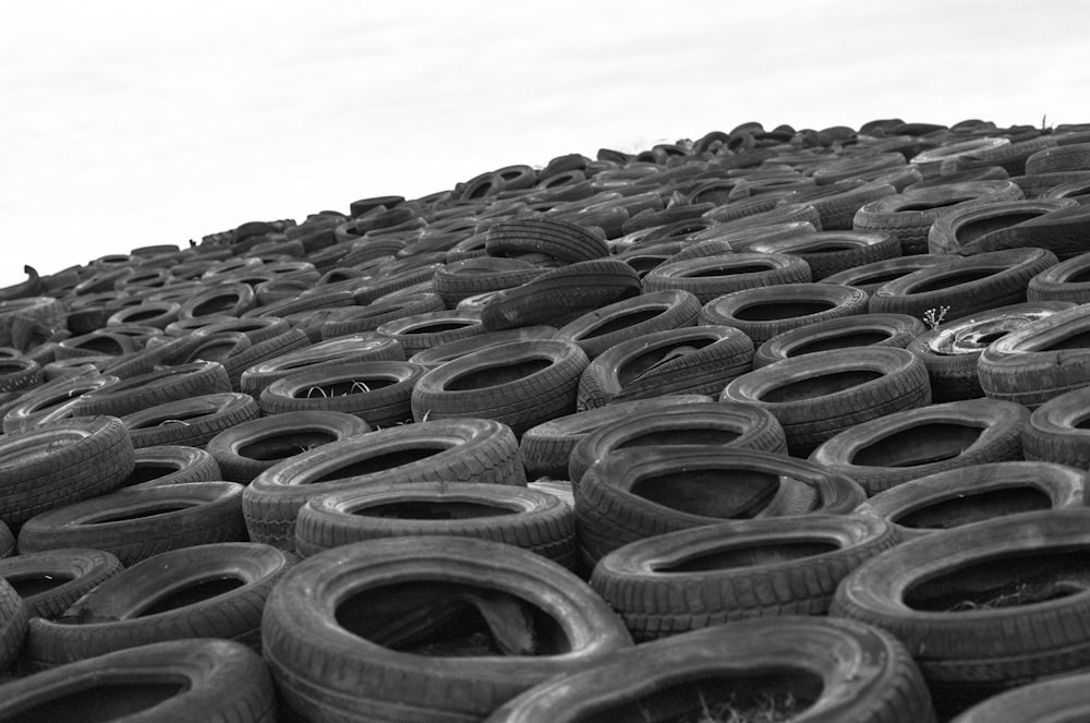 Lote de neumáticos para vehículos durante el día