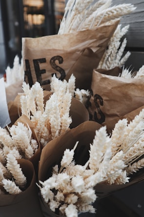 The wheat straw straw resting elegantly on the black and gold packaging, highlighting natural materials.