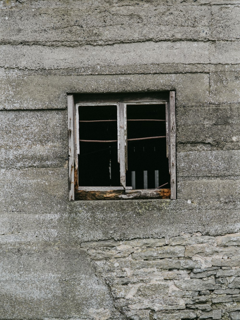 ventana de vidrio de madera blanca