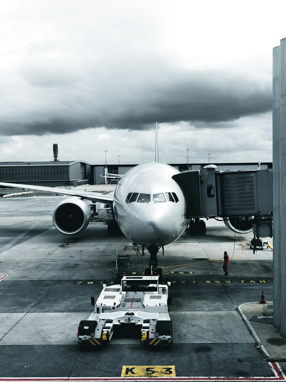 fotografia em tons de cinza do avião de passageiros