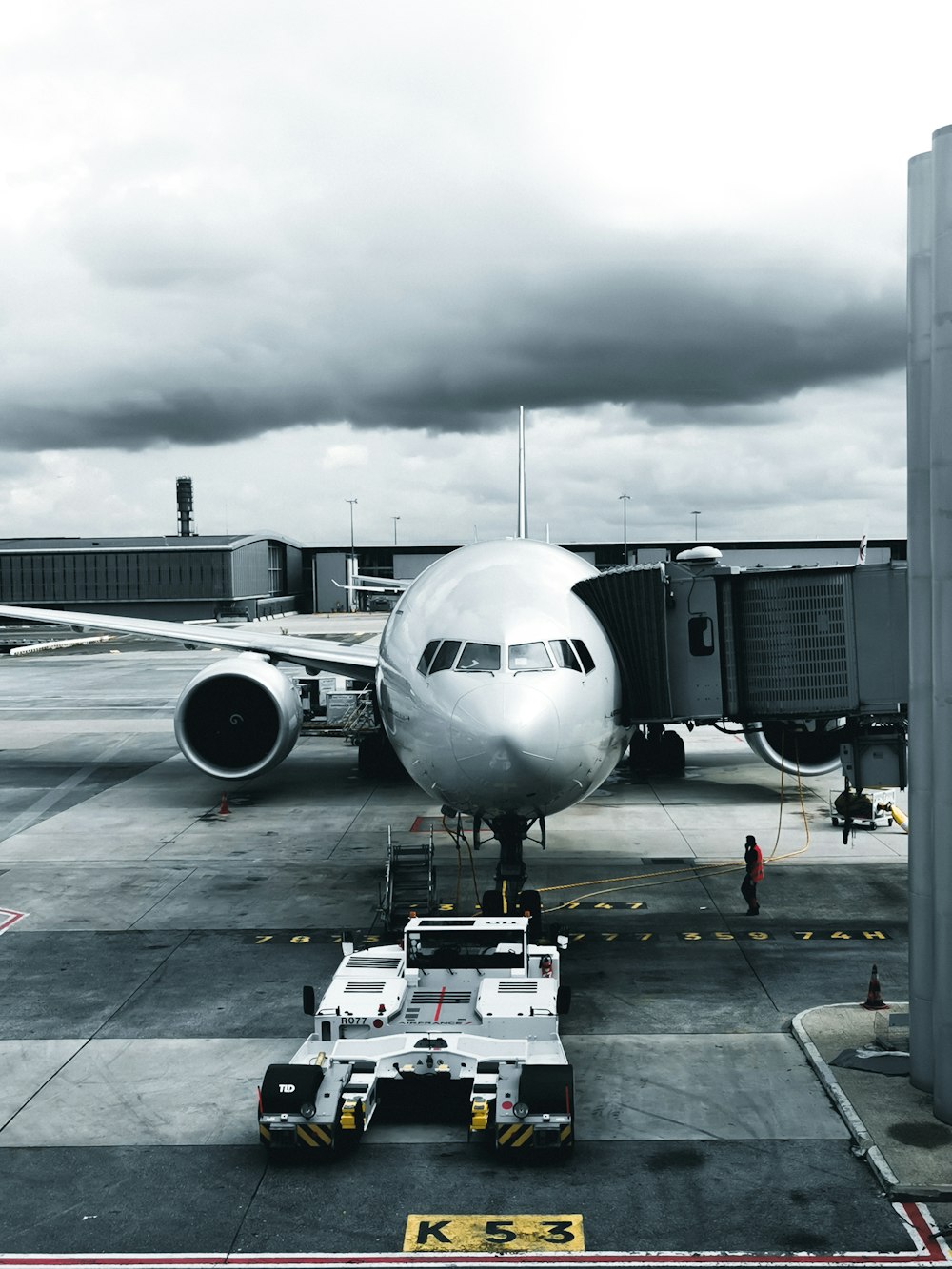 Fotografía en escala de grises de un avión de pasajeros