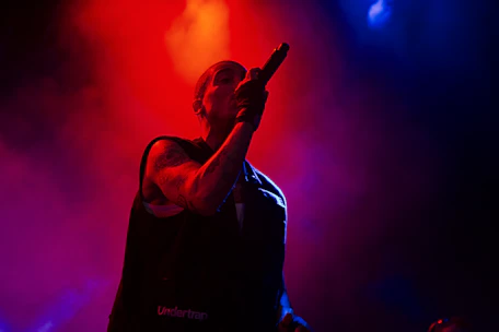 Coaching scénique d'un chanteur sur scène à Bayonne, Biarritz, Anglet, Pays basque
