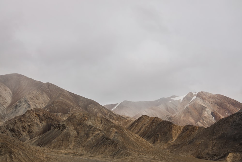 Pintura de montaña marrón y gris