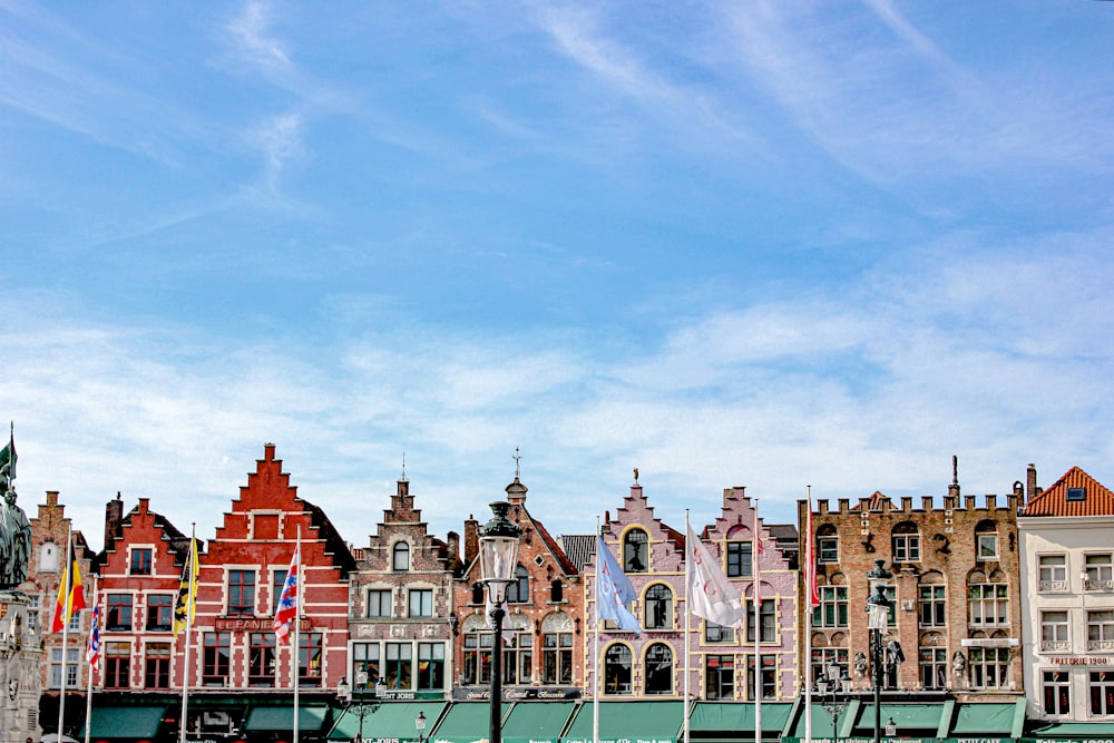 Edificios pintados de marrón bajo el cielo azul