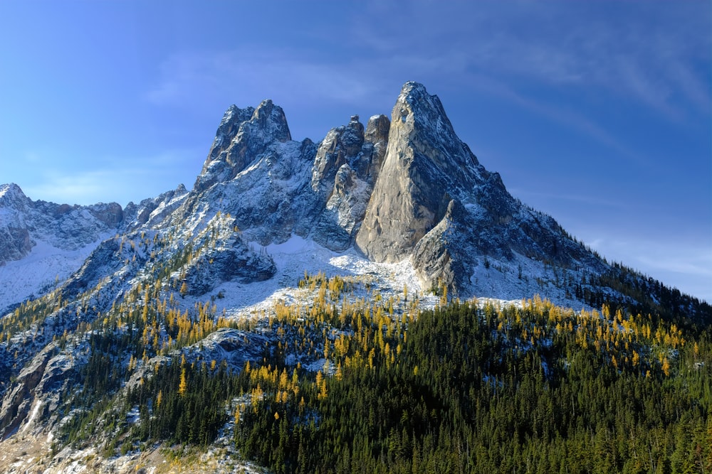 montanha coberta de neve durante o dia