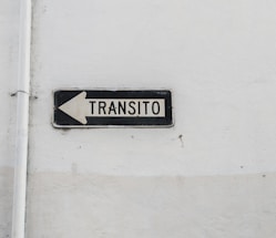 A simple maintenance sign with the text 'Sitio en mantención' on a plain background