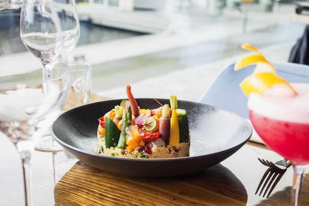 vegetable salad on bowl