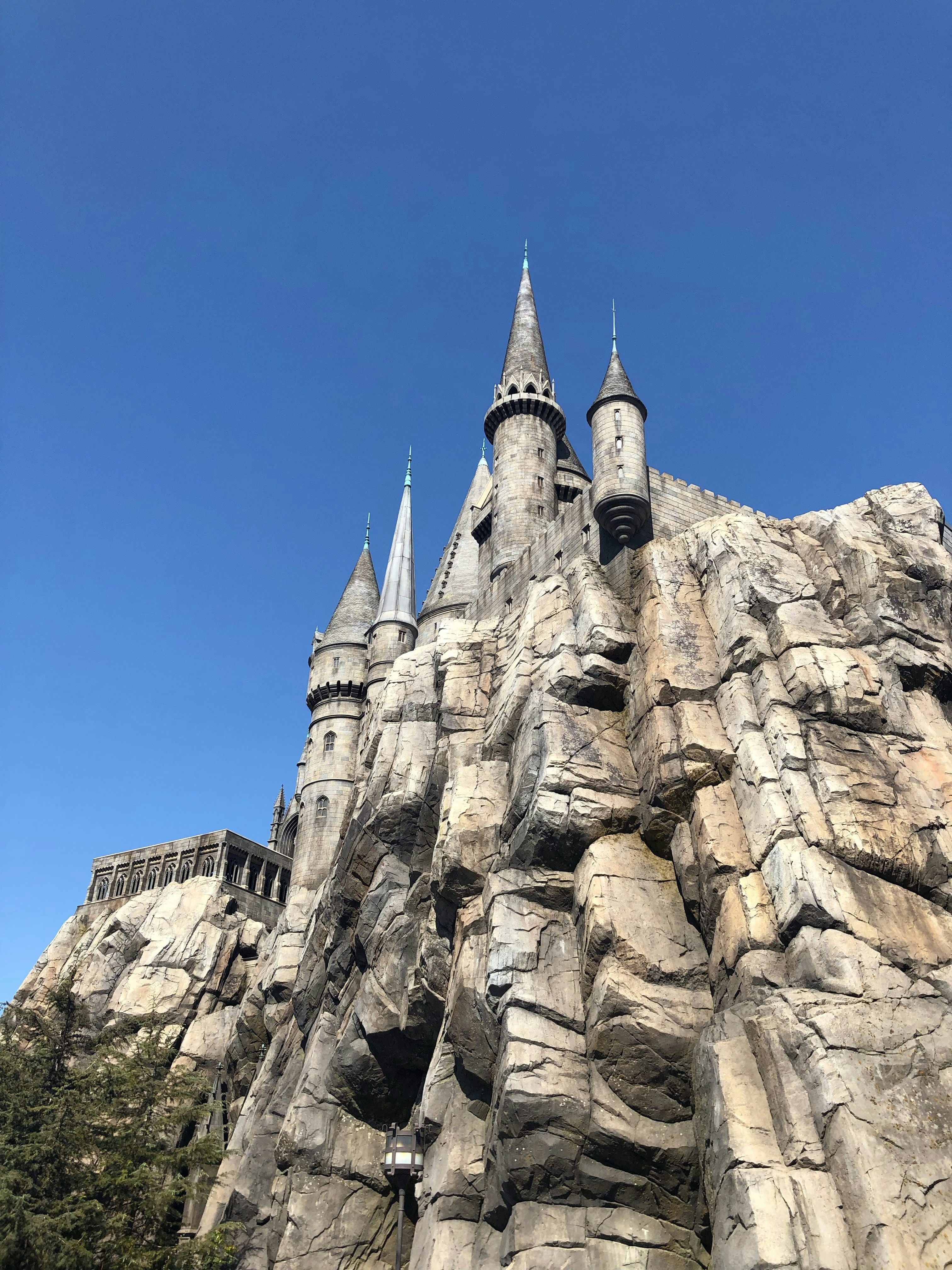 낮에는 절벽 위의 회색 콘크리트 성