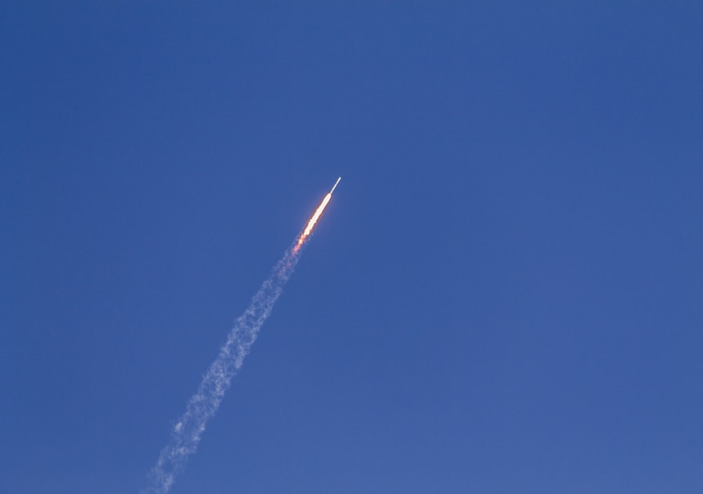 razzo volante durante il giorno