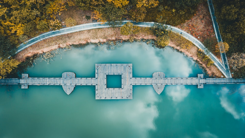 Graues Dock in der Nähe von Land mit Stangen