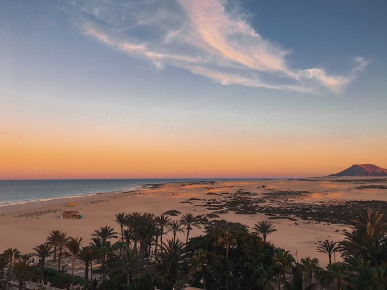 Zandstrand op Fuerteventura, Canarische Eilanden in het voorjaar
