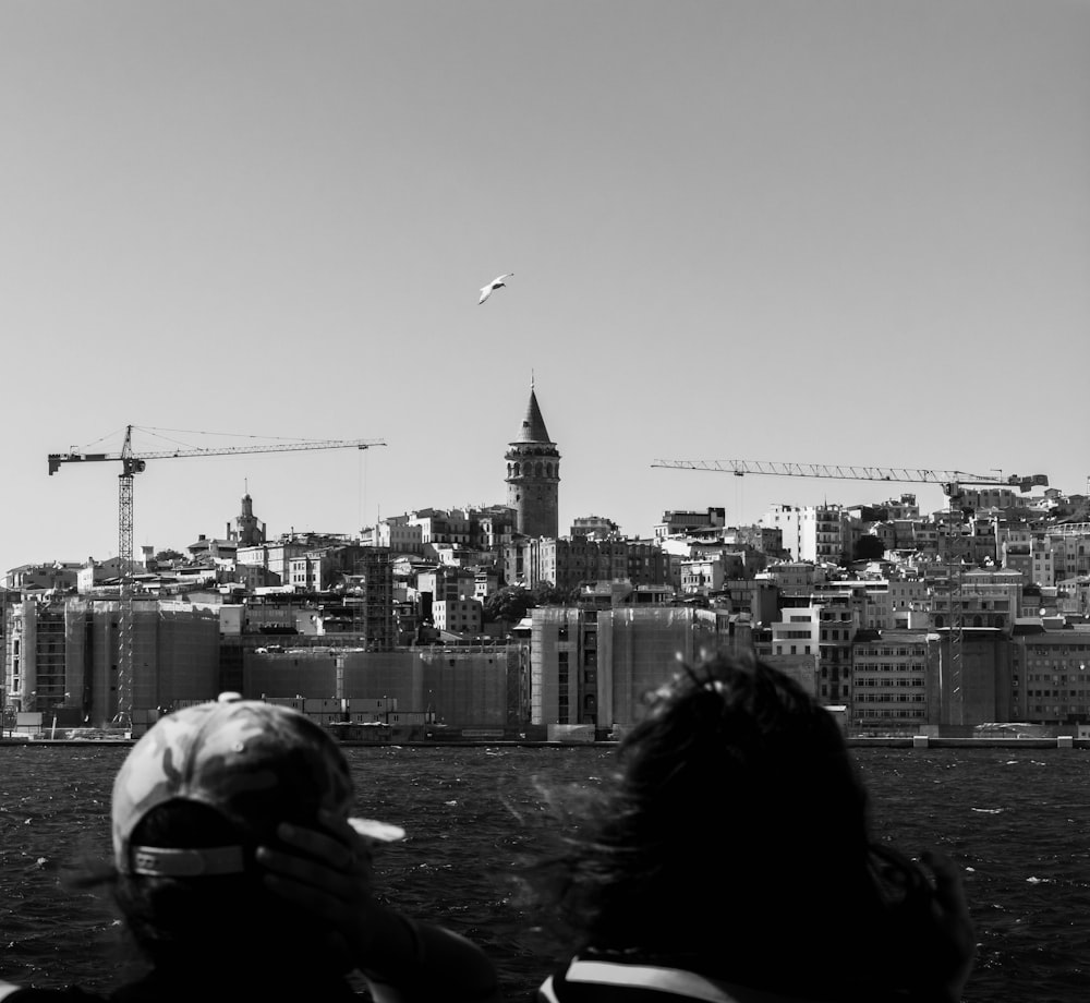 Fotografía en escala de grises de la ciudad con edificios de gran altura que ven al mar