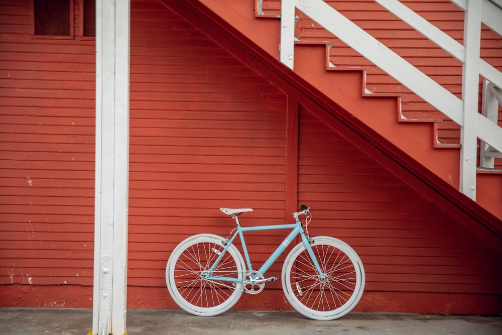 Vélo blanc et rouge avec roues stabilisatrices