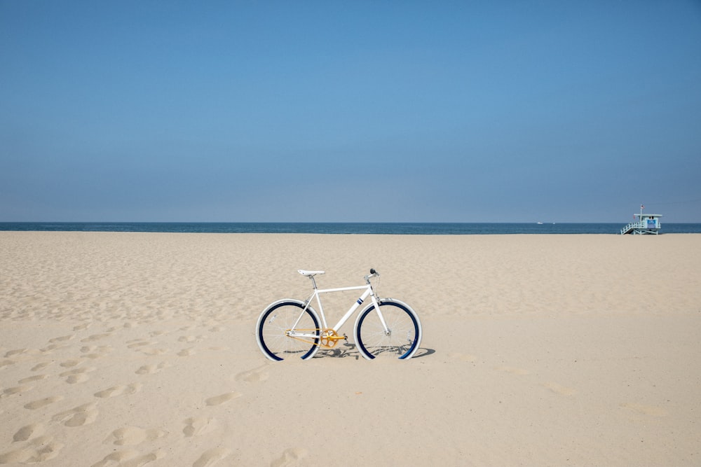 weißes und schwarzes Mountainbike