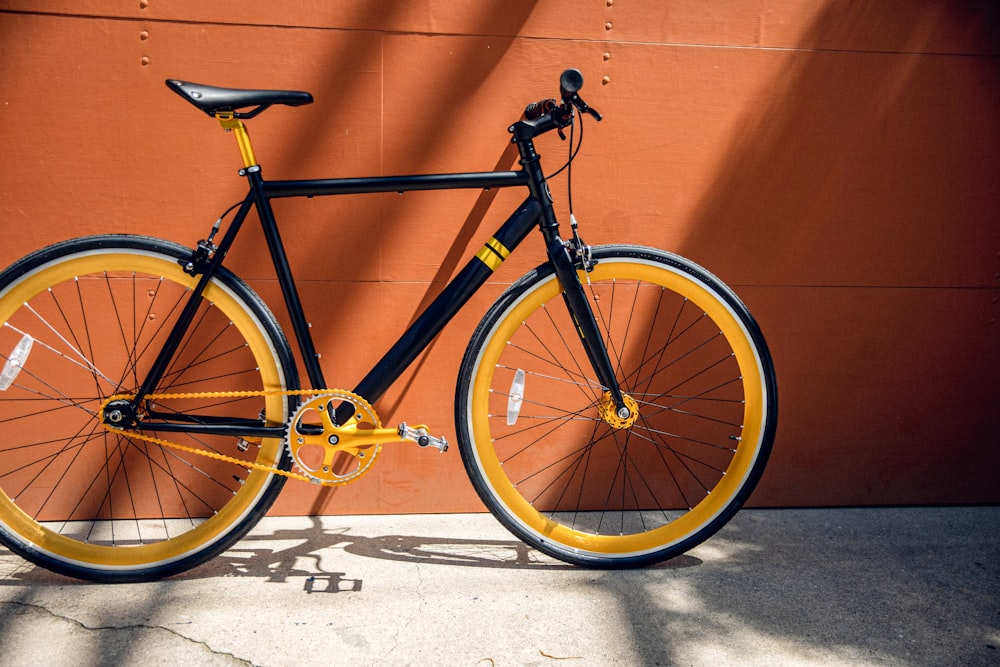 노란색과 검은색 도로 자전거