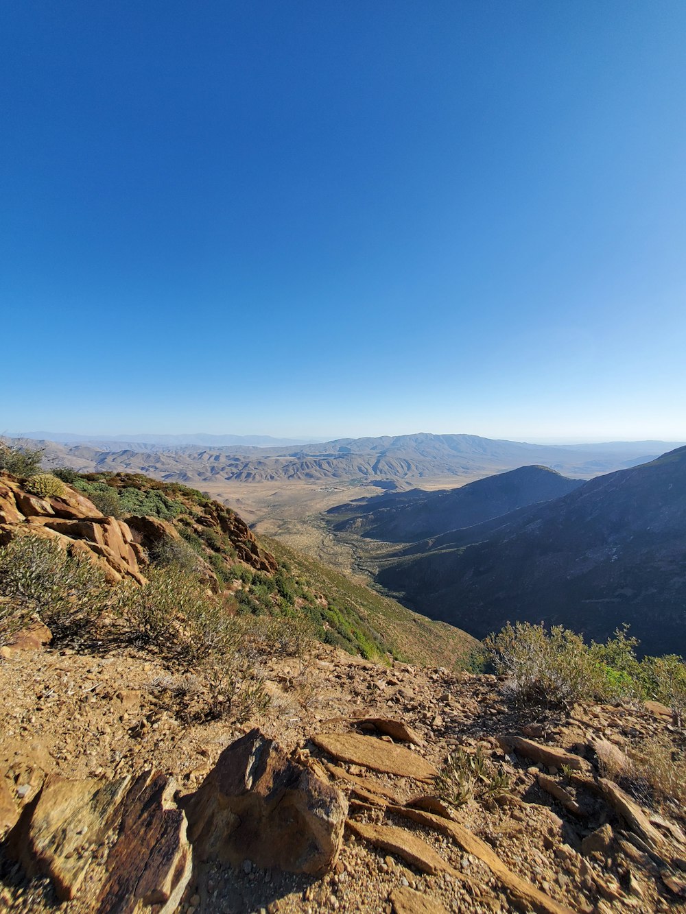 Montaña marrón y negra y montaña marrón