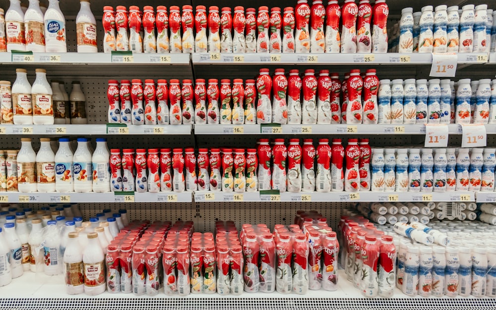 Weiße und rote Plastikflaschen