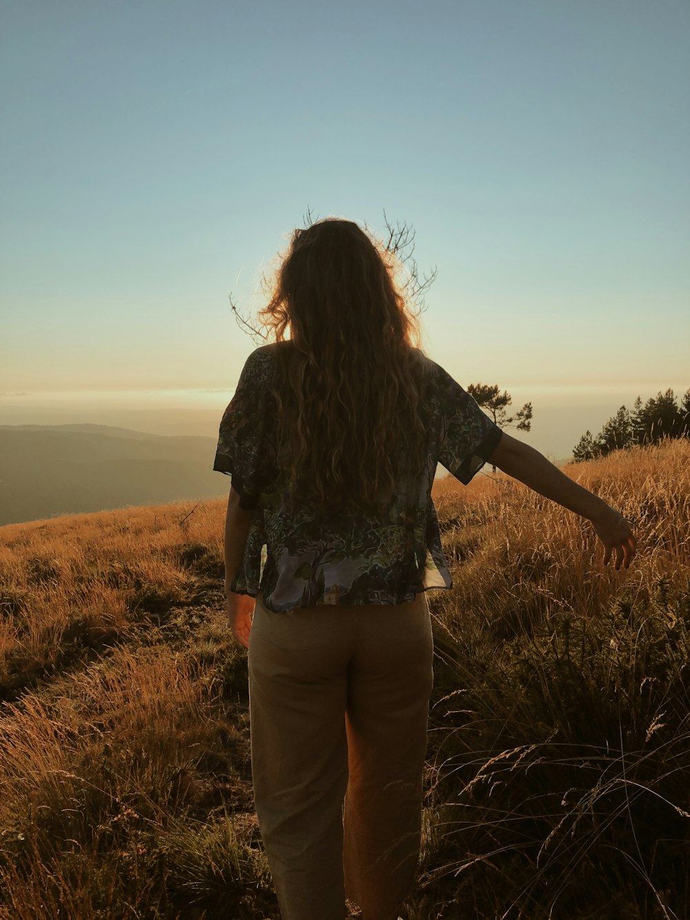 femme porte un chemisier à col rond gris et blanc