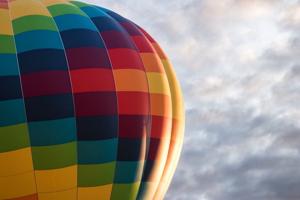 balão de ar quente multicolorido
