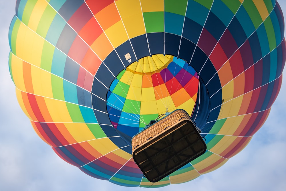 balão de ar quente marrom e multicolorido