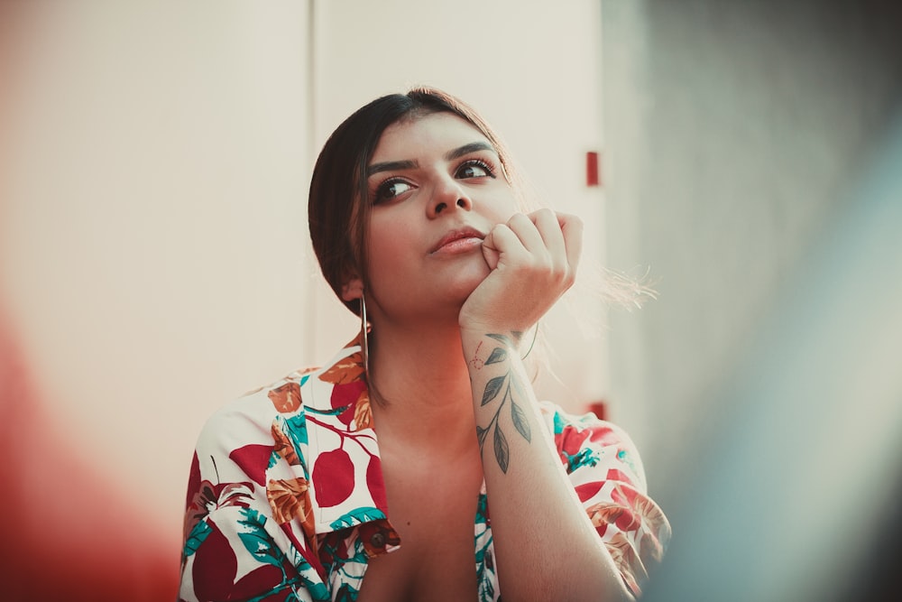 Mujer con top floral blanco y marrón