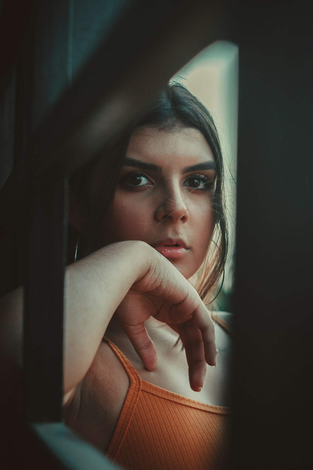 Selektive Fokusfotografie einer Frau im orangefarbenen Oberteil