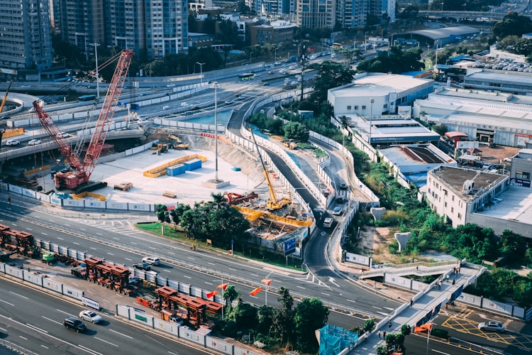 Chantier de construction d'infrastructure routière avec engins