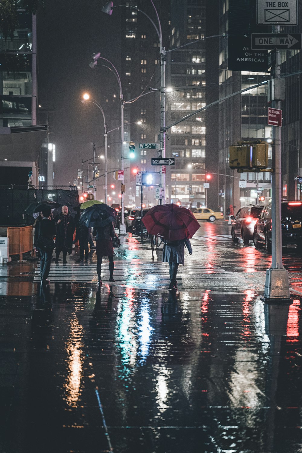 Menschen, die nachts auf der Straße spazieren gehen