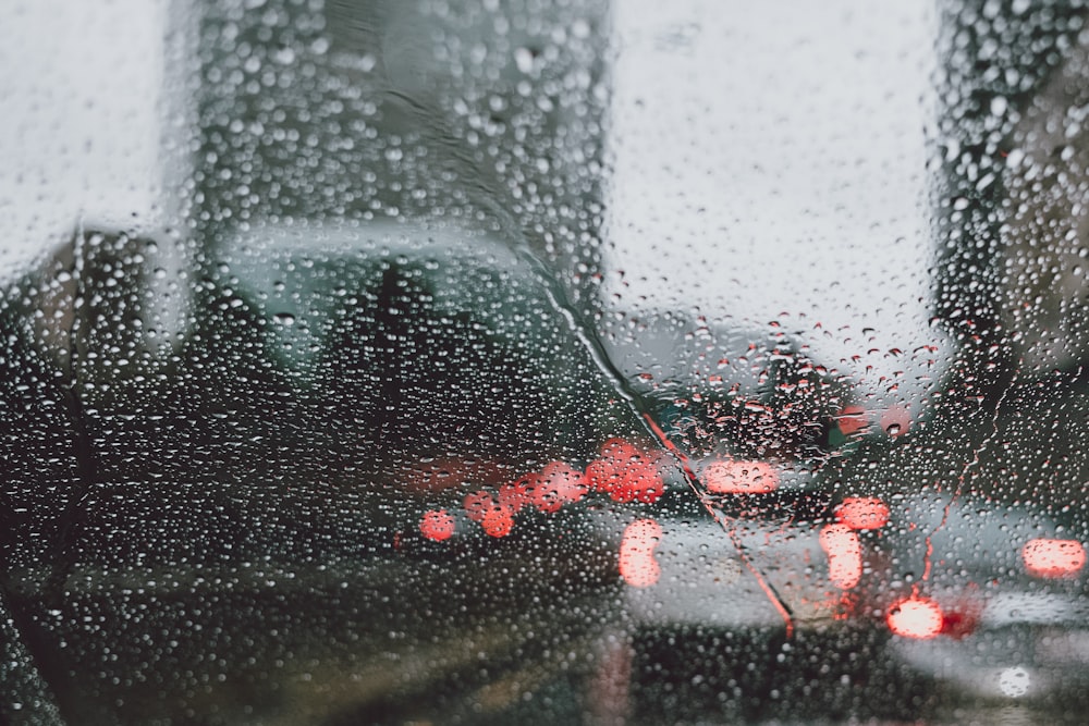 Ein Blick auf eine Straße durch ein regenbedecktes Fenster