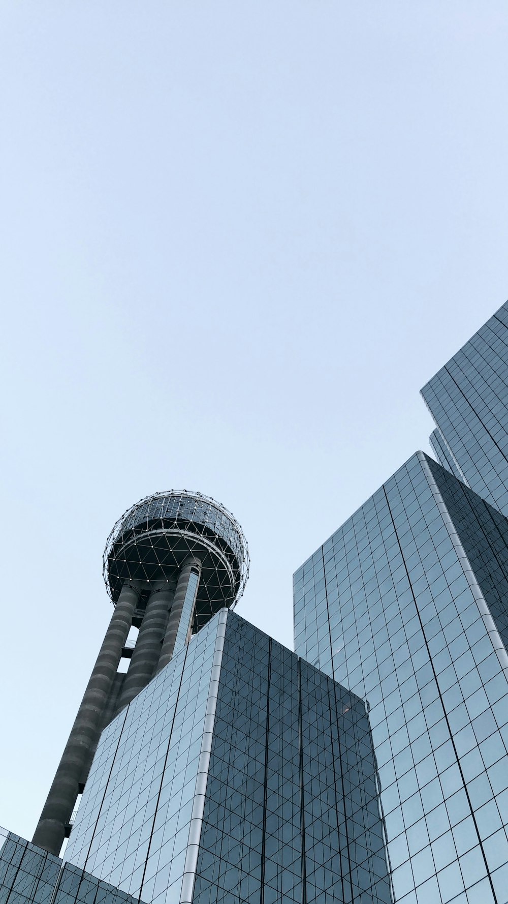 Fotografia de baixo ângulo Edifício de vidro cortinado