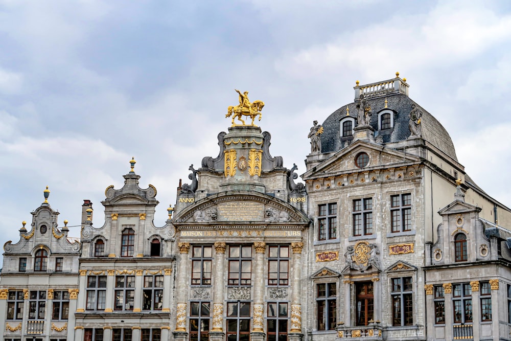 Bâtiment en béton blanc