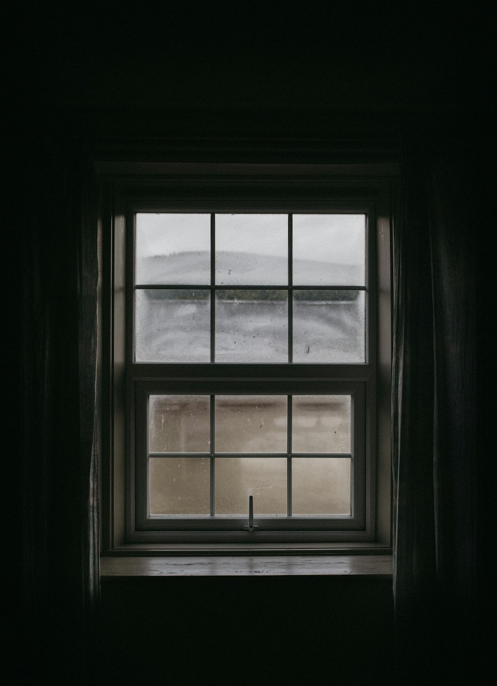 white and black window blinds