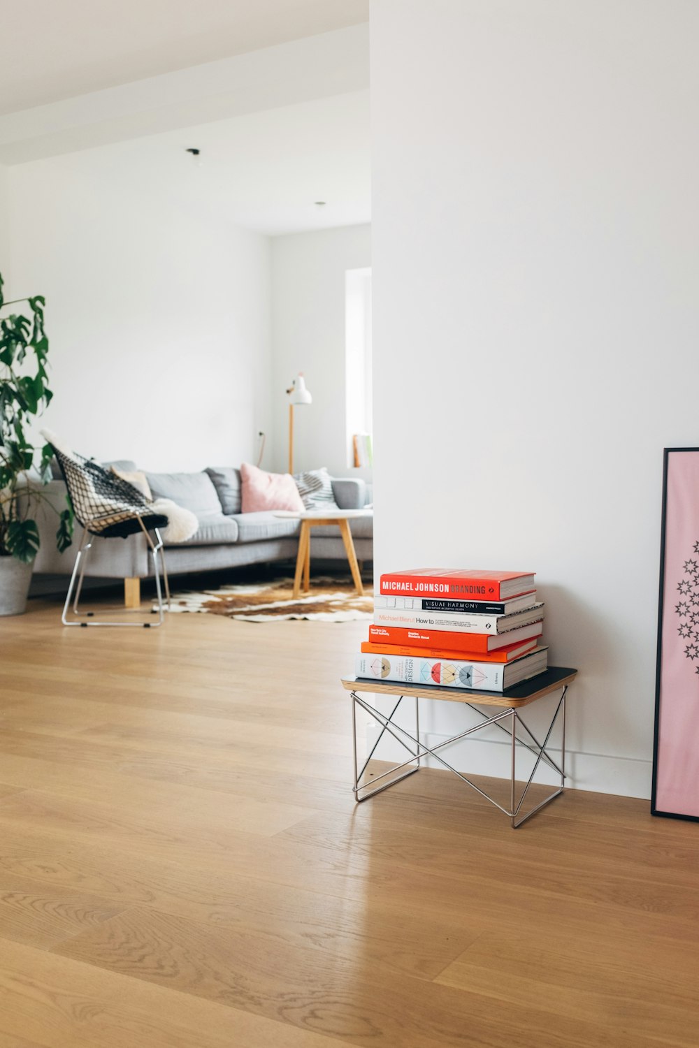 Livres sur tabouret en bois brun